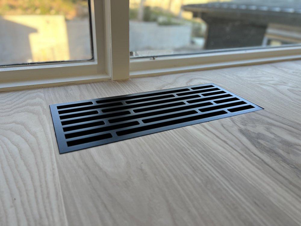 Straight style floor vent